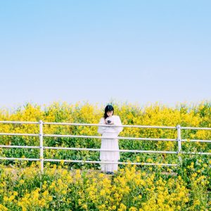 Resonate Color 01 ｜ 光の差し込む室内や風景に溶け込む、透明感のあるポートレート用Lightroomプリセット